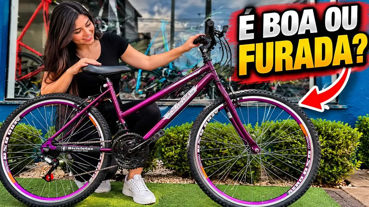Mulher pedalando bicicleta aro 26 feminina em ciclovia urbana durante passeio de lazer